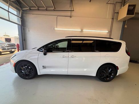 New 2027 Chrysler Pacifica Select FWD image 1