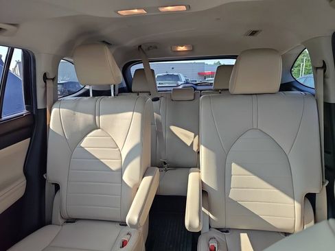 Used 2022 Toyota Highlander XLE AWD/4WD image 10