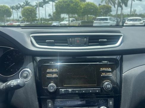 Used 2016 Nissan Rogue SV FWD image 15