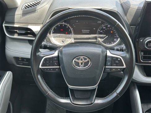 Certified 2023 Toyota Highlander XLE image 31