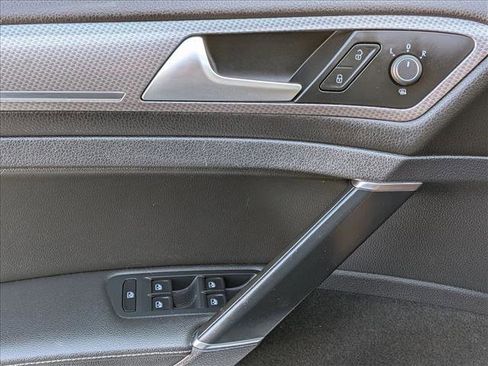 Used 2019 Volkswagen Golf Alltrack S image 15