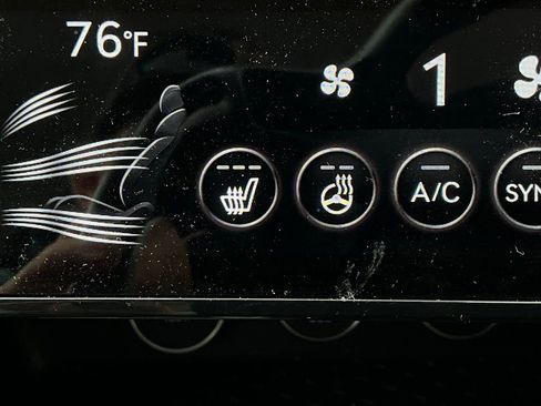 Used 2025 Genesis G70 2.5T image 28