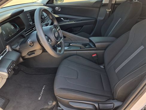 Used 2025 Hyundai Elantra SE FWD image 24