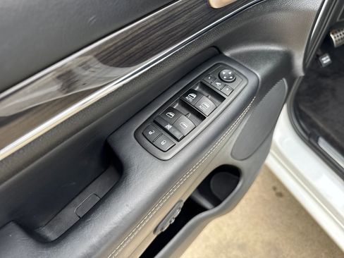 Used 2015 Jeep Grand Cherokee Overland w/ Advanced Technology Group image 11