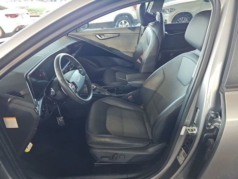 Used 2023 Kia Niro EX w/ EX Cold Weather Package FWD image 3