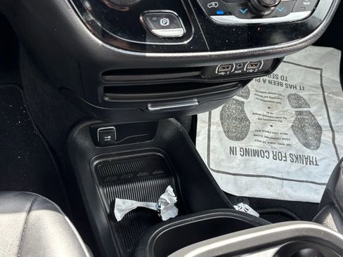 Used 2025 Chrysler Pacifica Select FWD image 12