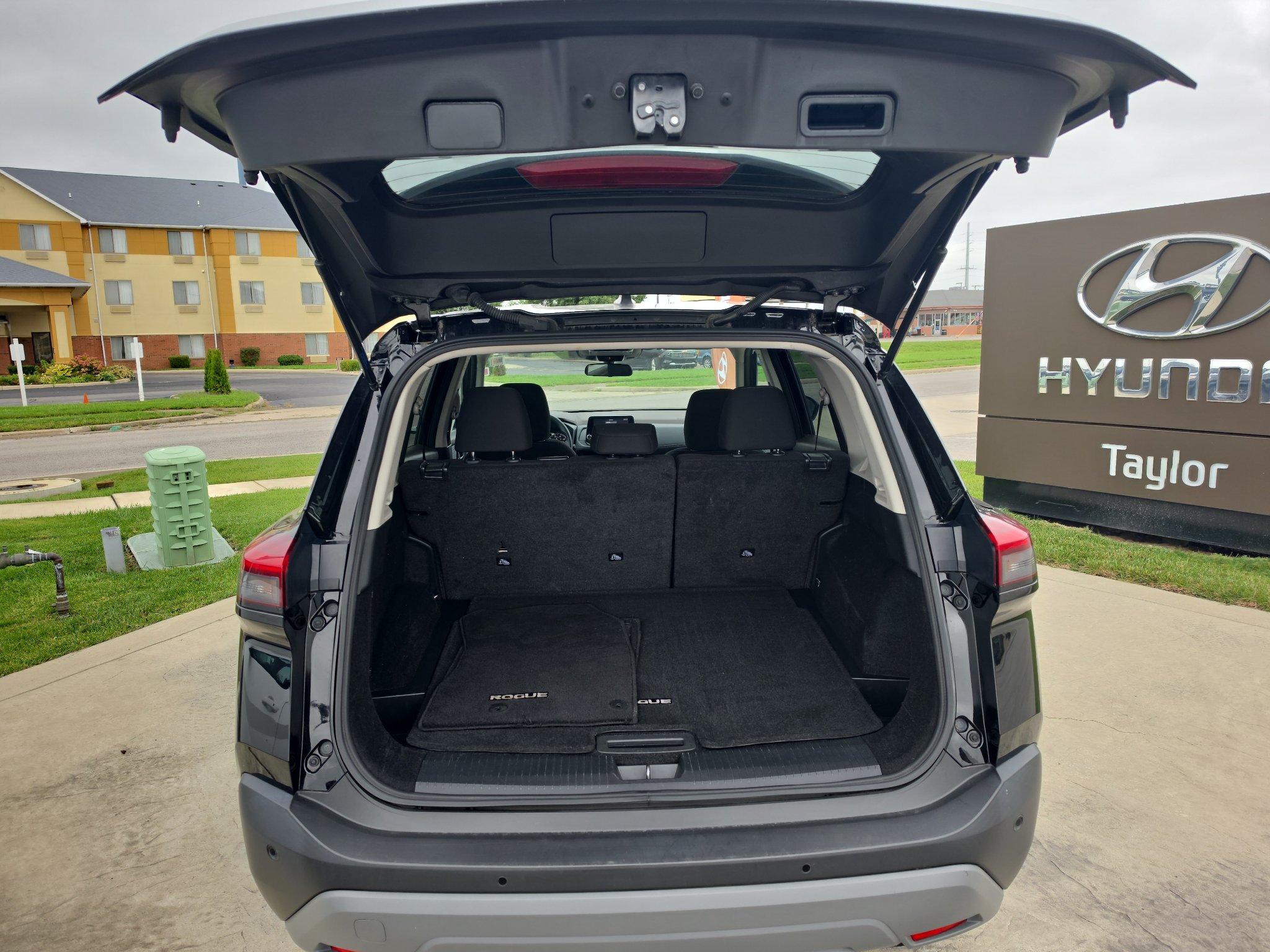 Used 2023 Nissan Rogue S FWD image 14