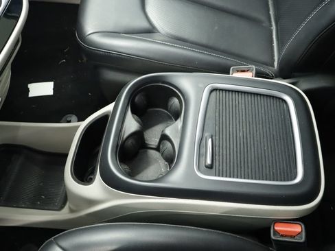 Certified 2023 Chrysler Pacifica Touring-L FWD image 35