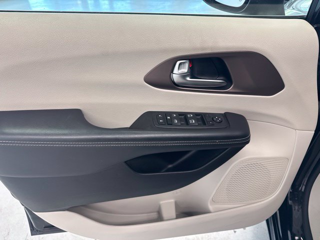 Used 2023 Chrysler Voyager LX FWD image 19