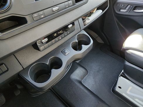 Used 2022 Mercedes-Benz Sprinter 2500 image 25