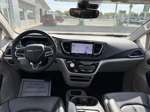 Used 2024 Chrysler Pacifica Touring-L FWD image 21