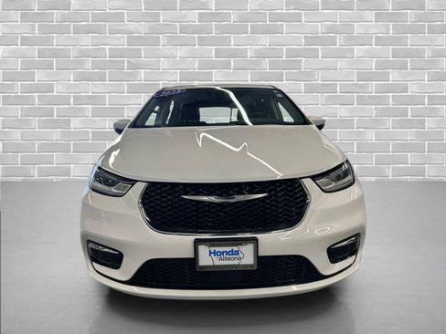 Used 2023 Chrysler Pacifica Touring-L image 8