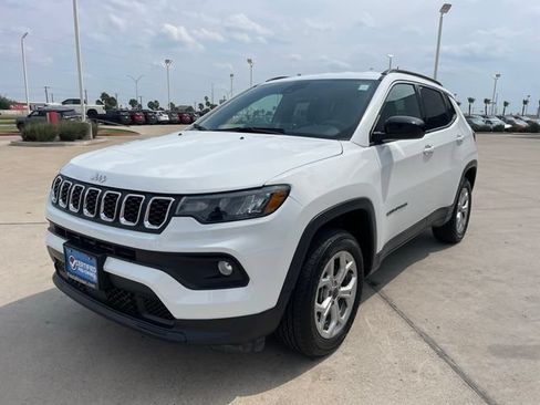 Used 2025 Jeep Compass Latitude AWD/4WD image 5