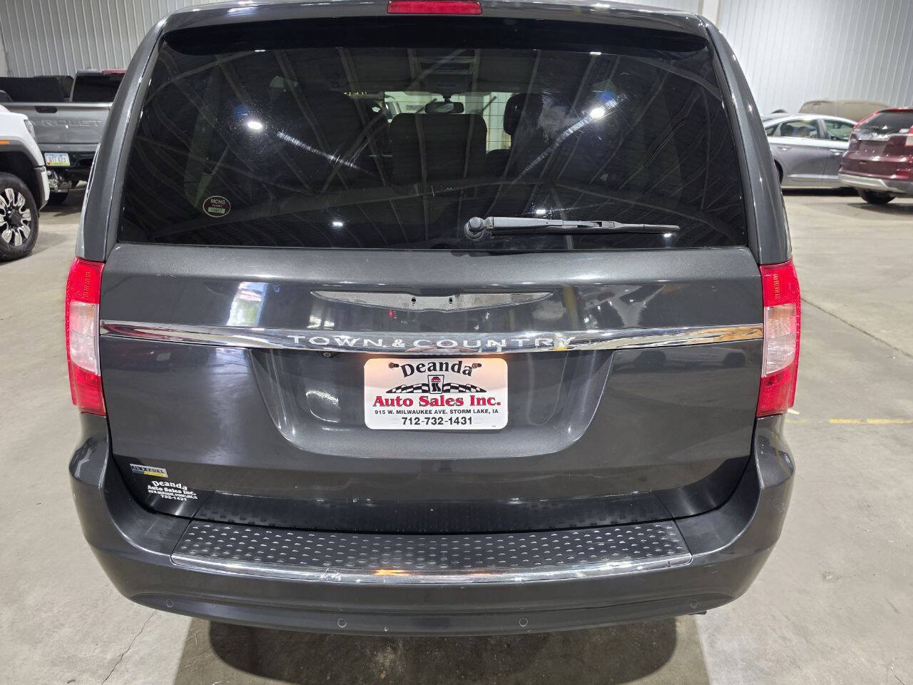 Used 2011 Chrysler Town & Country Touring FWD image 10