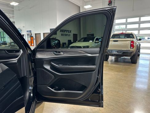 Used 2025 Jeep Grand Cherokee Limited AWD/4WD image 41