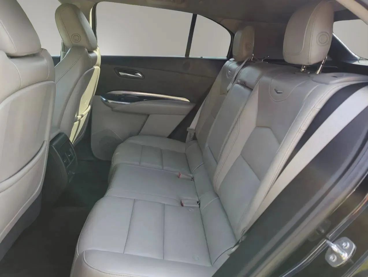 Used 2023 Cadillac XT4 Luxury w/ Cold Weather Package AWD/4WD image 20