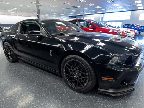 Used 2014 Ford Mustang Shelby GT500 w/ Equipment Group 821A RWD image 4