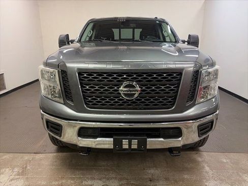 Used 2019 Nissan Titan SV w/ SV Convenience Package image 2