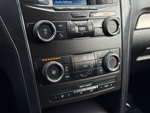 Used 2018 Ford Explorer XLT image 28