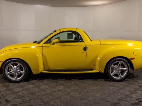 Used 2004 Chevrolet SSR w/ Preferred Equipment Group RWD image 20