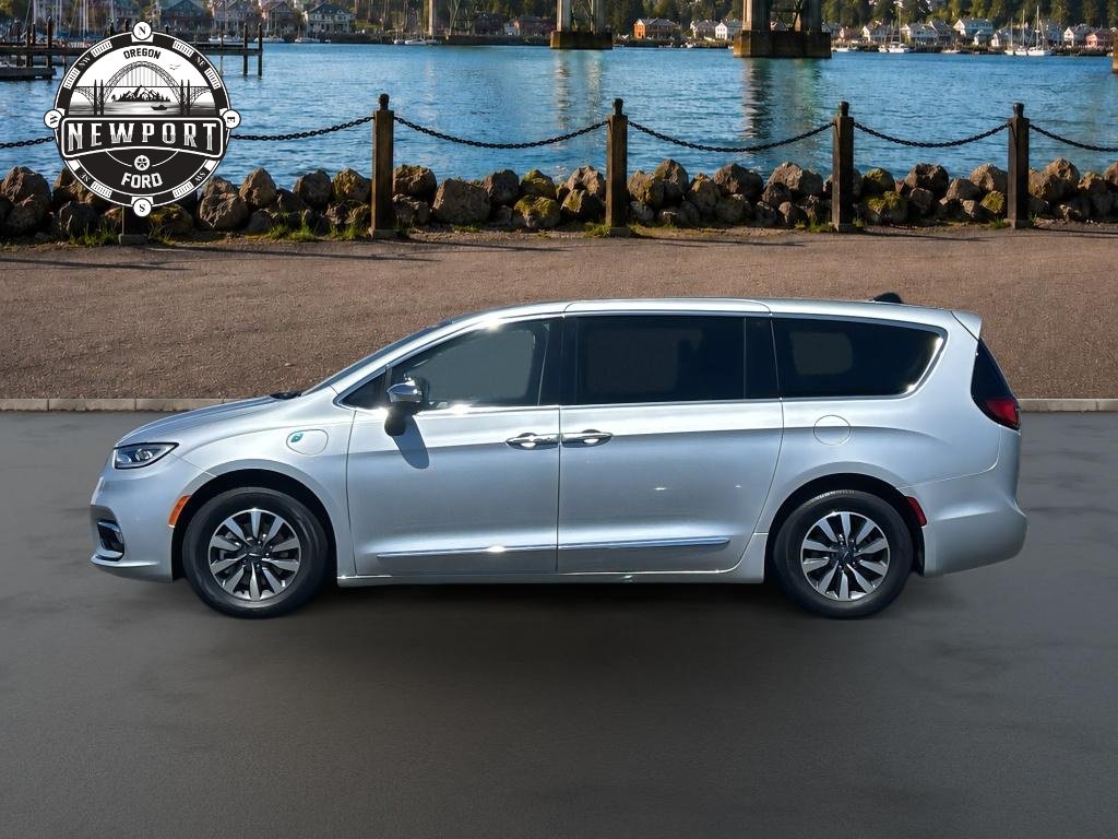 Used 2023 Chrysler Pacifica Limited w/ Uconnect Theater Family Group FWD image 5