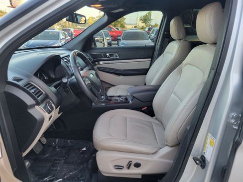 Used 2018 Ford Explorer XLT w/ Equipment Group 202A AWD/4WD image 18
