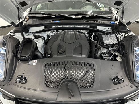 Certified 2025 Porsche Macan AWD/4WD image 45