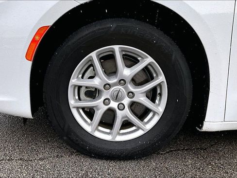 Used 2023 Chrysler Pacifica Touring-L FWD image 8