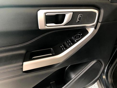 Used 2022 Ford Explorer XLT w/ Equipment Group 202A image 6