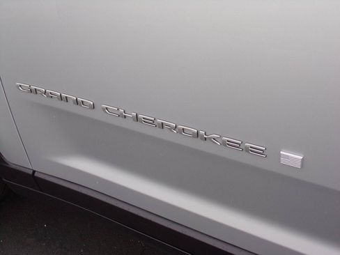 Used 2024 Jeep Grand Cherokee Limited w/ Trailer Tow Package AWD/4WD image 10