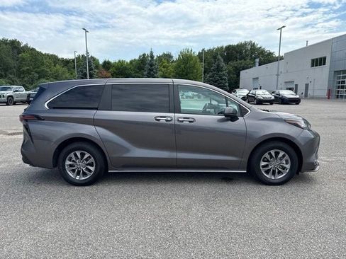 Used 2023 Toyota Sienna XLE FWD image 12