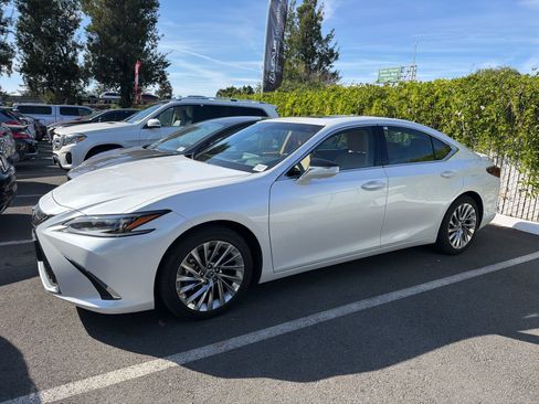 Used 2023 Lexus ES 300h w/ Accessory Package (Z1) image 4