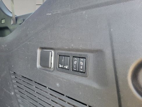 Used 2022 GMC Yukon XL SLT w/ SLT Luxury Package image 6