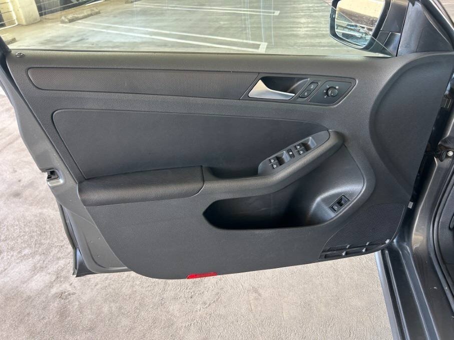Used 2012 Volkswagen Jetta SE FWD image 17