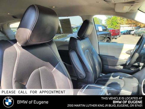 Used 2023 Chrysler Pacifica Touring-L FWD image 13