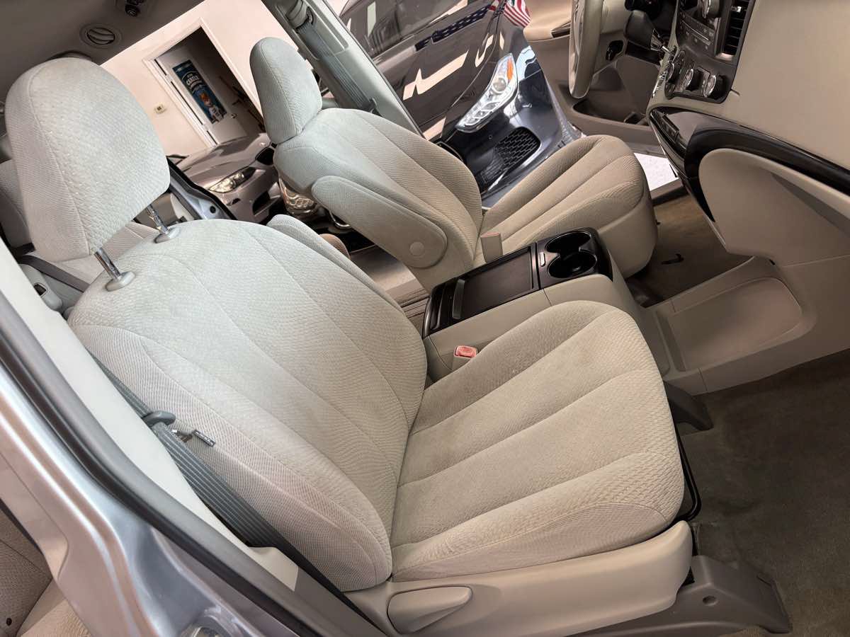 Used 2011 Toyota Sienna LE FWD image 17