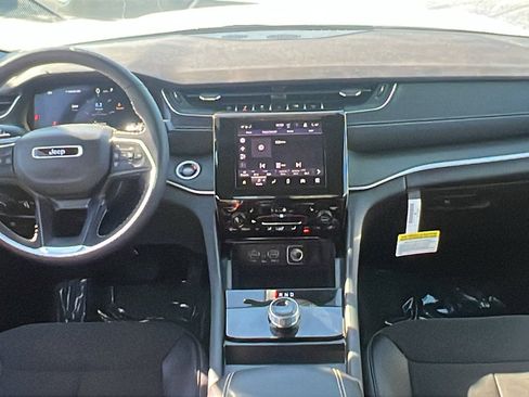 New 2025 Jeep Grand Cherokee Altitude image 19