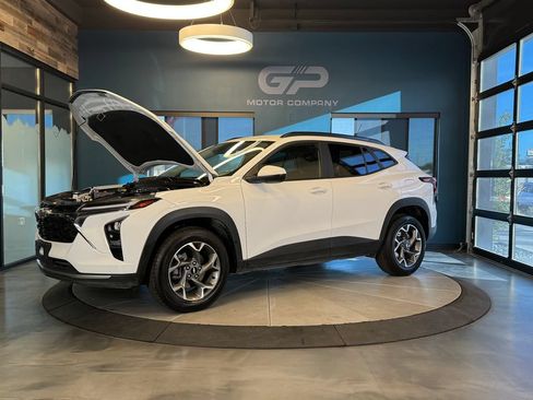 Used 2025 Chevrolet Trax LT FWD image 24