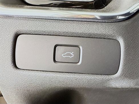 Used 2025 Volvo XC60 B5 Core w/ Protection Package Premier image 10