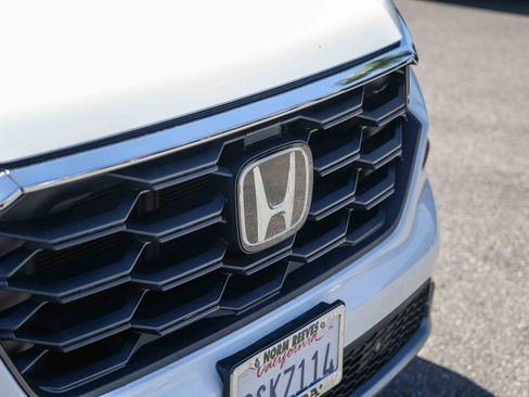 Used 2025 Honda Pilot EX-L image 3
