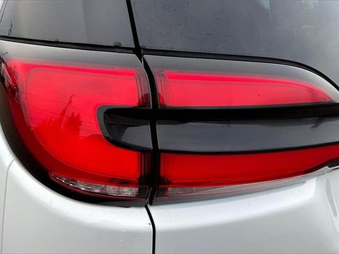 Used 2024 Chrysler Pacifica Select image 30