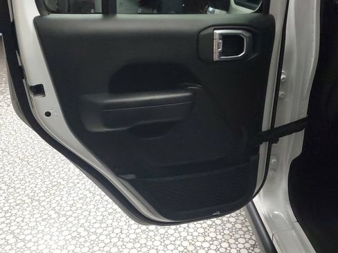 Used 2024 Jeep Wrangler Unlimited Rubicon AWD/4WD image 15