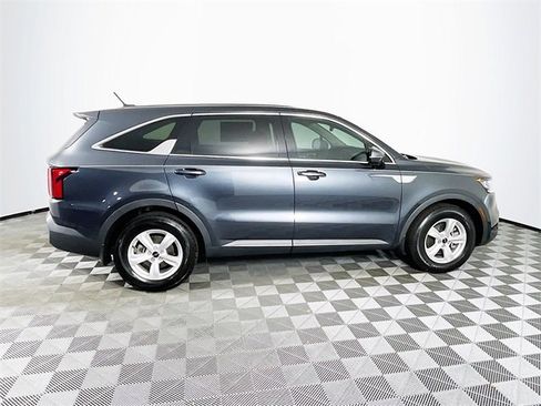 Used 2023 Kia Sorento LX image 9