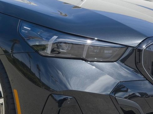 New 2026 BMW 550e xDrive w/ Premium Package image 5