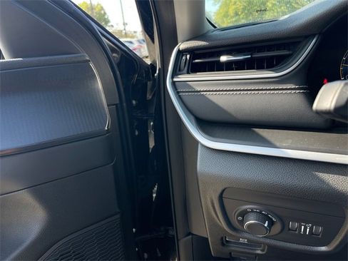 Used 2023 Jeep Grand Cherokee Laredo image 18