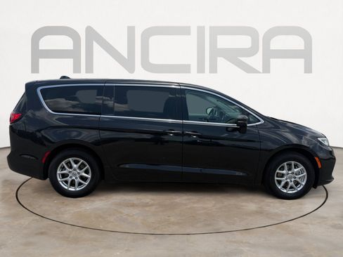 Used 2023 Chrysler Pacifica Touring-L FWD image 13