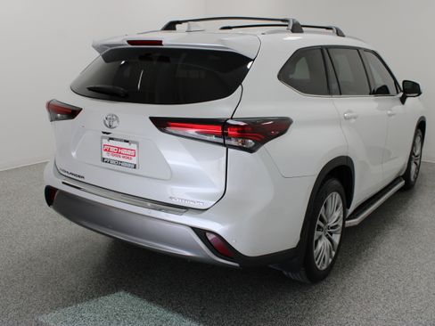 Used 2024 Toyota Highlander Platinum FWD image 7