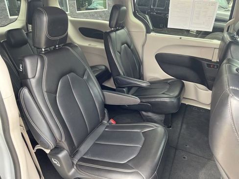 Used 2024 Chrysler Pacifica Touring-L image 14
