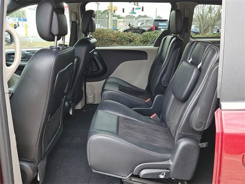 Used 2020 Dodge Grand Caravan SXT image 11