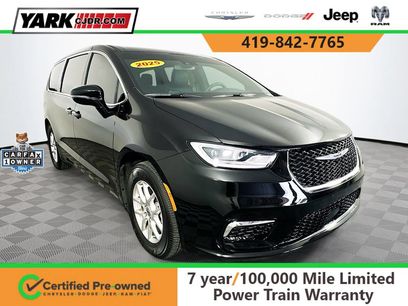 Used 2025 Chrysler Pacifica Select